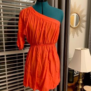 Reddish orange top, off shoulder. Great condition. Fast shipping.